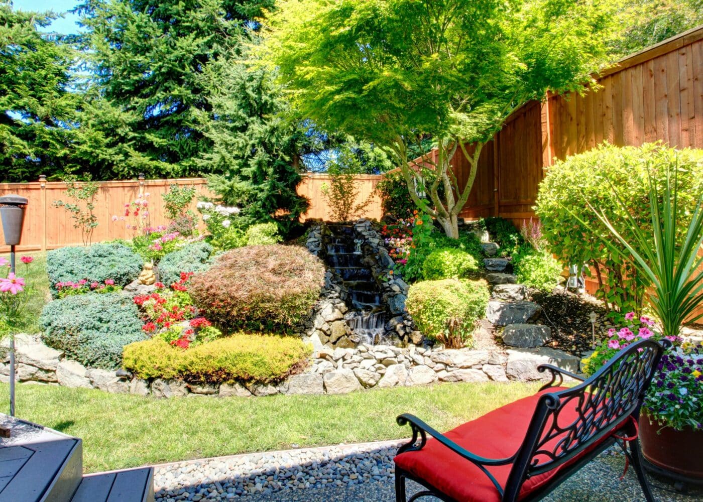 🌿 Designing Your Dream Outdoor Space: The Role of Landscaping in Curb Appeal with Steve’s Services! 🌿