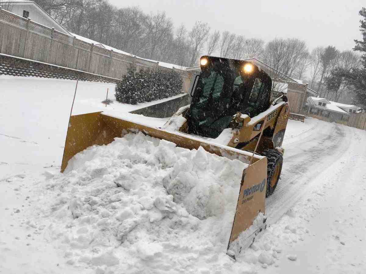How to Choose Commercial Snow Plowing in Burlington MA How to Choose Commercial Snow Plowing in Burlington MA